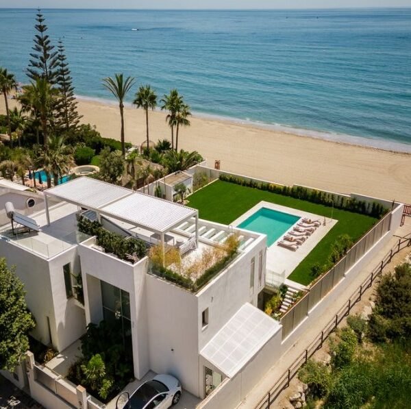 Beach Front Luxury Villa photo 3