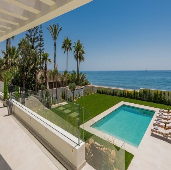 Beach Front Luxury Villa photo 4