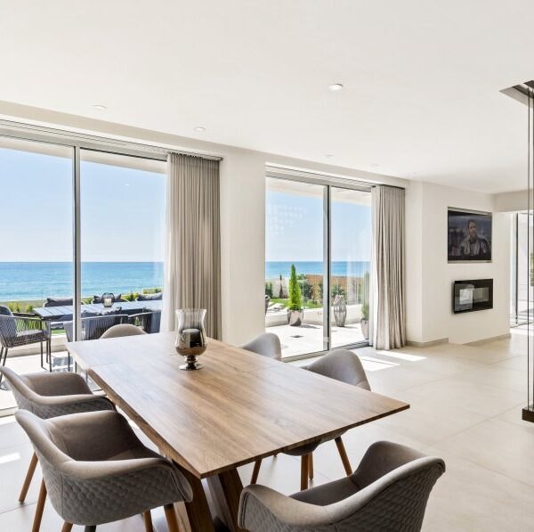 Beach Front Luxury Villa photo 8