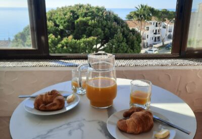 Two bedroom apartment with sea views no car necessary